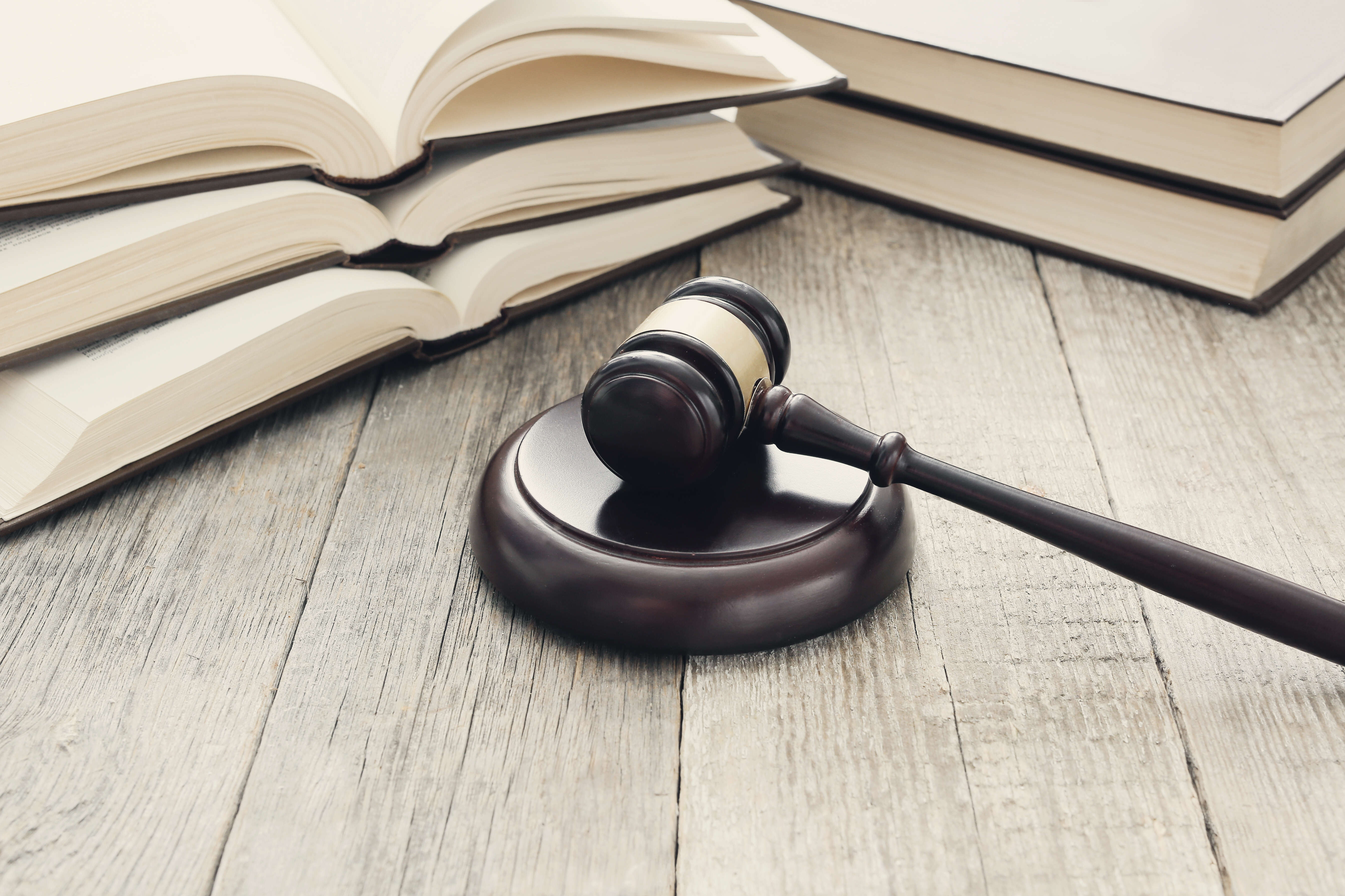 Penemuan hukum atau rechsvinding court-hammer-books-judgment-